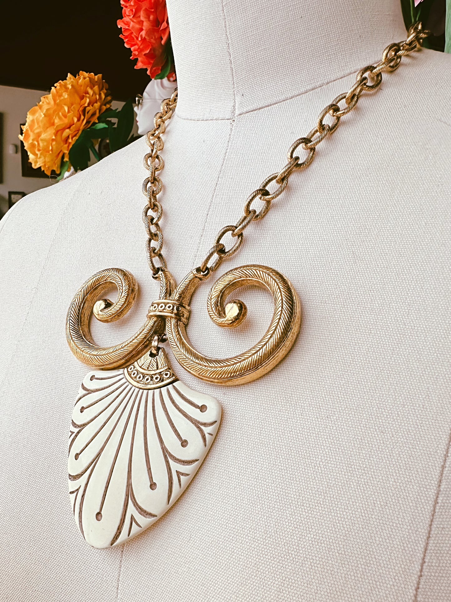 1960s trifari carved pendant necklace